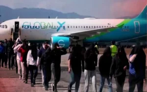 أربع طائرات قادمة من ولاية تكساس إلى قاعدة جوية في العاصمة الغواتيمالية يوم الجمعة، على متنها عدد من المرحّلين، معظمهم من النساء والأطفال.