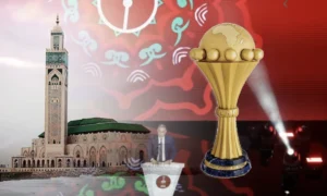 كأس إفريقيا للأمم 2025 مع خلفية تضم مسجد الحسن الثاني في الدار البيضاء وديكور يعبر عن الهوية المغربية.