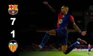 "لاعب برشلونة يحتفل بعد تسجيل هدف خلال المباراة التي انتهت بفوز برشلونة 7-1 على فالنسيا في الدوري الإسباني."