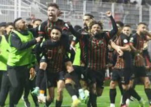 الجيش الملكي يعبر إلى ربع نهائي دوري أبطال إفريقيا بتعادل مثير أمام الرجاء الرياضي.