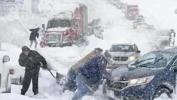 عاصفة ثلجية غير مسبوقة تضرب الغرب الأوسط الأمريكي، متسببة في تساقط كثيف للثلوج، اضطرابات شديدة في حركة السفر، وانقطاعات واسعة للتيار الكهربائي، مع تحذيرات من تفاقم الأوضاع في الأيام المقبلة.
