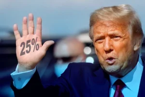 "دونالد ترامب يرفع يده وعليها نسبة 25% في إشارة إلى الرسوم الجمركية على الصلب والألمنيوم"