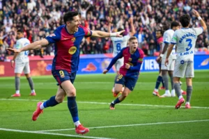 ليفاندوفسكي يقود برشلونة لتقليص الفارق مع ريال مدريد بفوز صعب على ألافيس