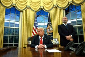 ترامب يعلن فرض 25% رسومًا على واردات السيارات