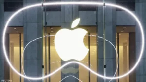 شعار آبل مع صورة لسيري، يرمز إلى تأخير تقني في تطوير الذكاء الاصطناعي