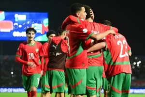 شعيب بلعروش حارس مرمى المنتخب المغربي لأقل من 17 سنة يتألق في التصدي لركلة ترجيح خلال مباراة نصف النهائي ضد كوت ديفوار