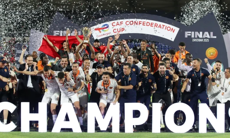 صورة الفريق: "لاعبو نهضة بركان يحتفلون بالتتويج بلقب كأس الاتحاد الإفريقي 2024 أمام سيمبا التنزاني"