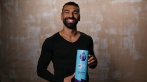محمد صلاح يحتفل بجائزة أفضل لاعب في الدوري الإنجليزي 2025 مع ليفربول