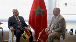 صورة من لقاء مزور ونظيره الغاني في الشؤون الخارجية، صامويل أوكودزيتو أبلاكوا