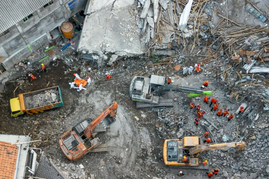 45 قتيلا حصيلة انهيار مدرسة في إندونيسيا