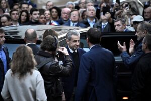 نيكولا ساركوزي يدخل السجن في سابقة لرئيس فرنسي