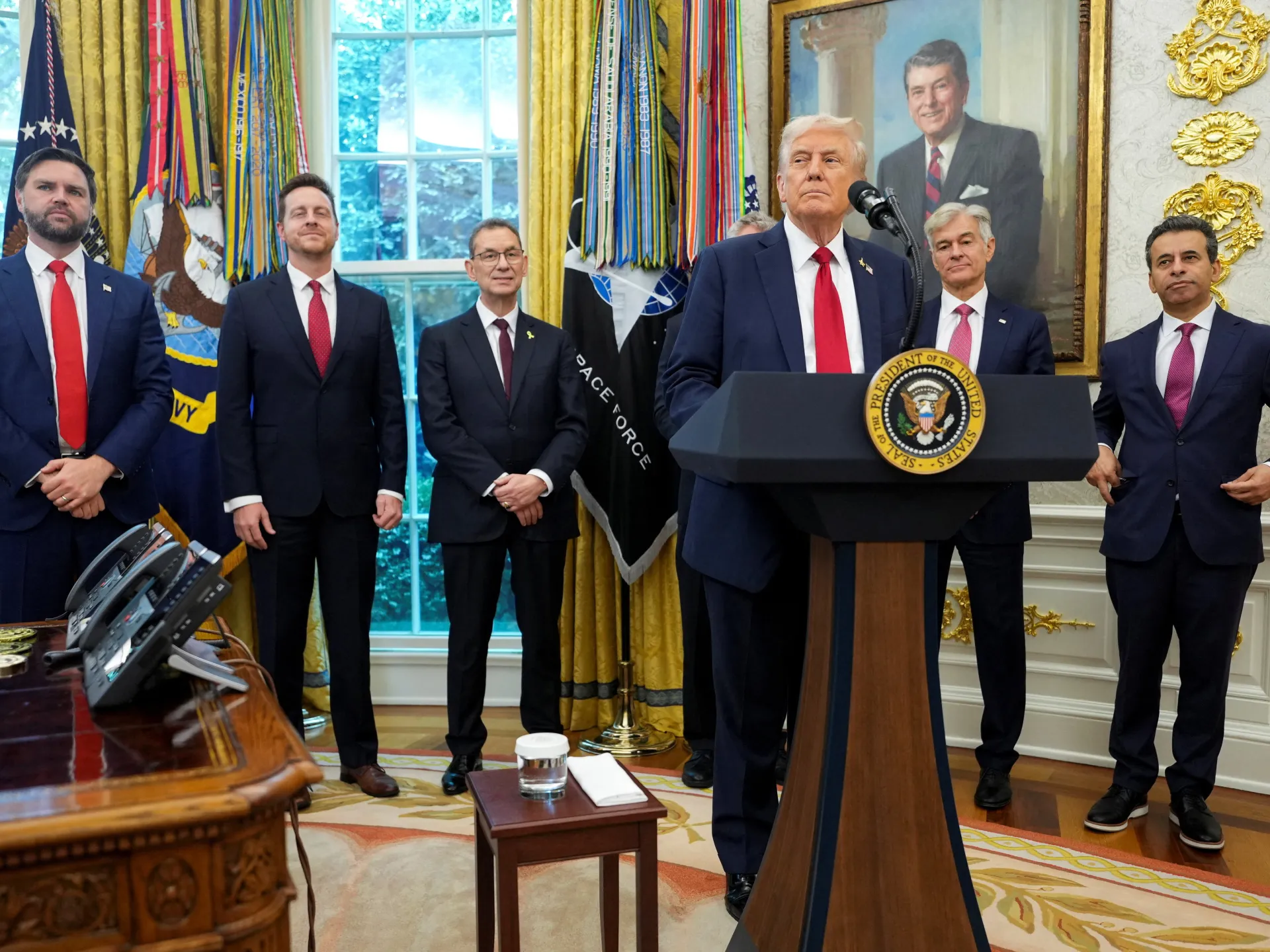 البيت الأبيض يعلن بدء عملية تسريح "كبيرة" لموظفين مع استمرار الشلل الفدرالي